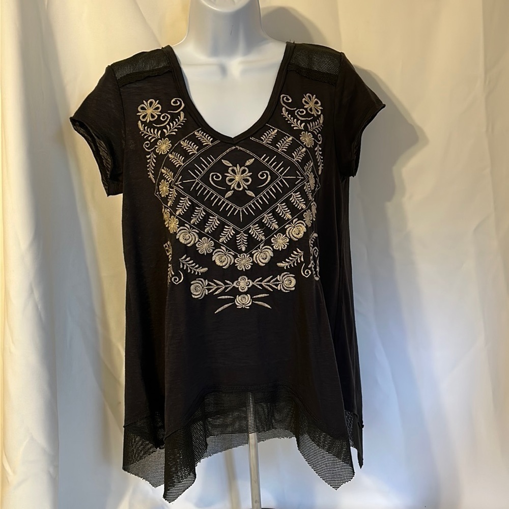Clover & Scout Woman’s Size Medium Dark Gray Short Sleeve Embroidered Shirt